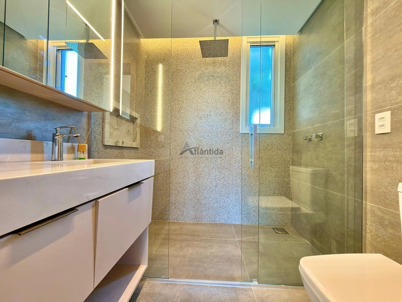 Casa beira lago no Condomínio Allure com 277 m², 4 suítes, piscina aquecida com spa, automação Alexa, piso aquecido e vista definitiva para o lago.: 18ª foto da galeria de imagens do imóvel