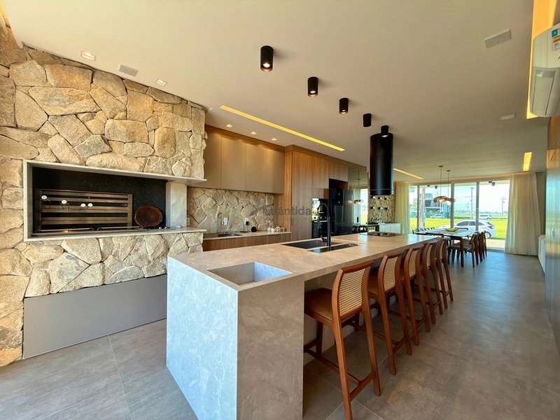 Casa beira lago no Condomínio Allure com 277 m², 4 suítes, piscina aquecida com spa, automação Alexa, piso aquecido e vista definitiva para o lago.: 8ª foto da galeria de imagens do imóvel