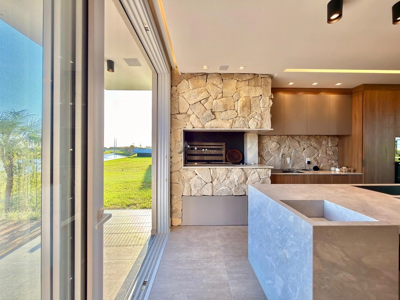 Casa beira lago no Condomínio Allure com 277 m², 4 suítes, piscina aquecida com spa, automação Alexa, piso aquecido e vista definitiva para o lago.: 5ª foto da galeria de imagens do imóvel