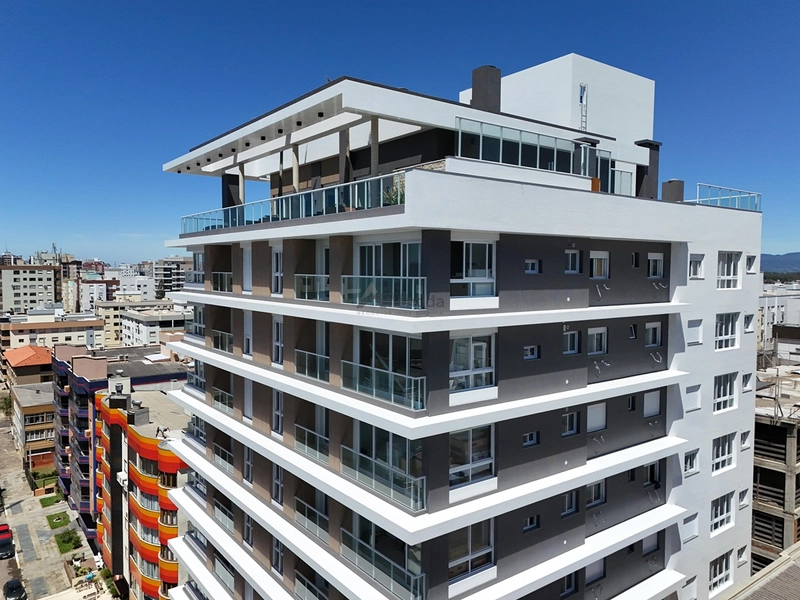 Apartamento na Zona Nova com 2 dormitórios, frente leste, sacada separada, climatizado, mobiliado e decorado, em edifício com rooftop, piscina e infraestrutura completa, a 1 quadra do mar.: 11ª foto da galeria de imagens do imóvel