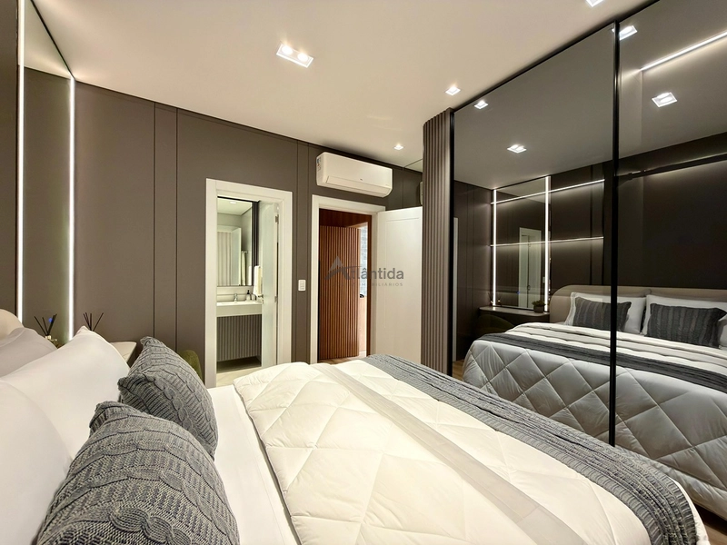 Apartamento na Zona Nova com 2 dormitórios, frente leste, sacada separada, climatizado, mobiliado e decorado, em edifício com rooftop, piscina e infraestrutura completa, a 1 quadra do mar.: 34ª foto da galeria de imagens do imóvel