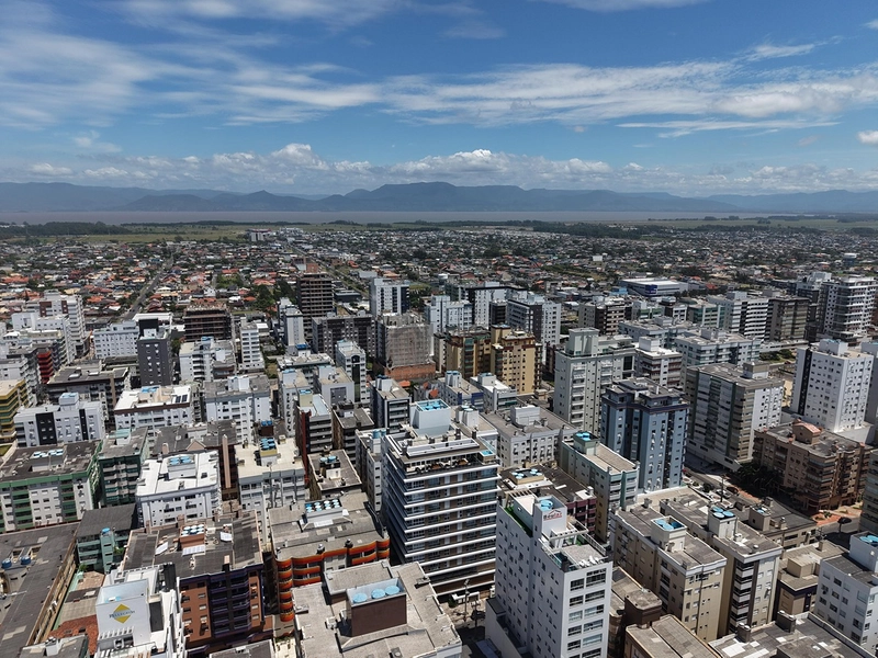 Apartamento na Zona Nova com 2 dormitórios, frente leste, sacada separada, climatizado, mobiliado e decorado, em edifício com rooftop, piscina e infraestrutura completa, a 1 quadra do mar.: 13ª foto da galeria de imagens do imóvel