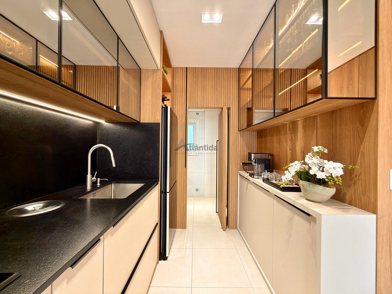 Apartamento na Zona Nova com 2 dormitórios, frente leste, sacada separada, climatizado, mobiliado e decorado, em edifício com rooftop, piscina e infraestrutura completa, a 1 quadra do mar.: 28ª foto da galeria de imagens do imóvel