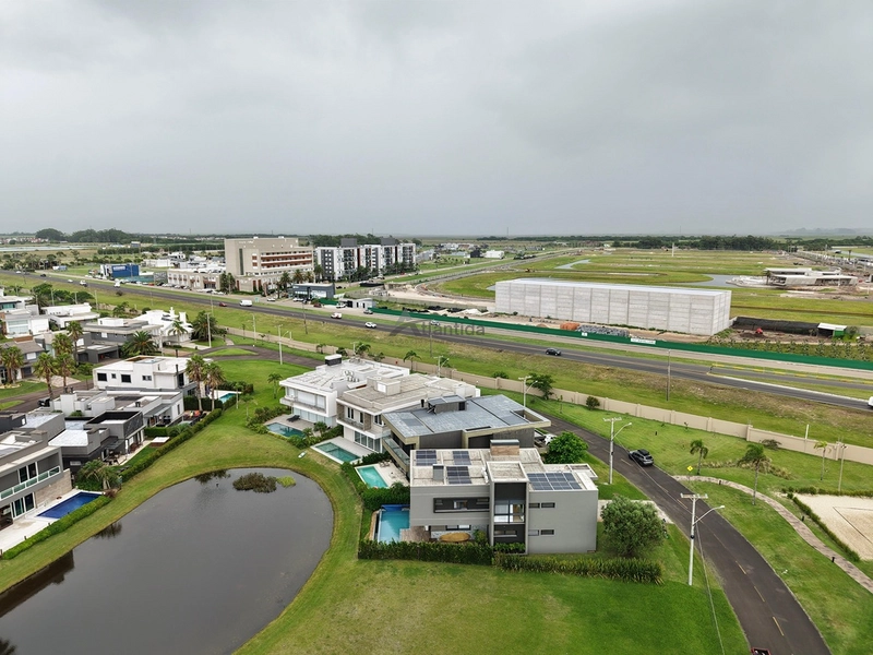 Sobrado beira lago no Condomínio Enseada com 416 m², 5 suítes, piscina aquecida, energia solar, gerador e carregador veicular.: 7ª foto da galeria de imagens do imóvel