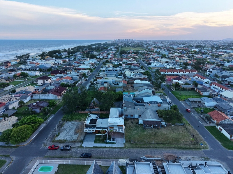 Casa no Jardim Beira Mar com 124 m², 3 suítes, piscina, banheira de hidromassagem, living integrado e localização a apenas 2 quadras do mar.: 3ª foto da galeria de imagens do imóvel