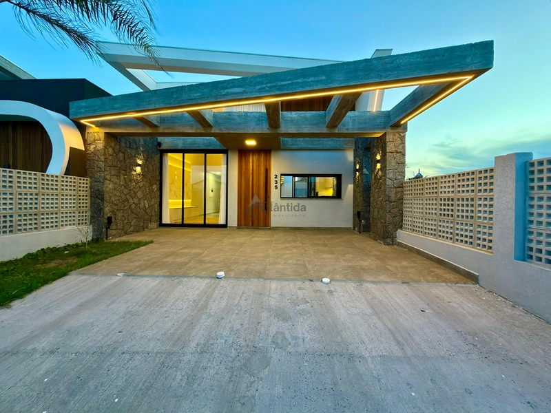 Casa no Jardim Beira Mar com 124 m², 3 suítes, piscina, banheira de hidromassagem, living integrado e localização a apenas 2 quadras do mar.: 1ª foto da galeria de imagens do imóvel