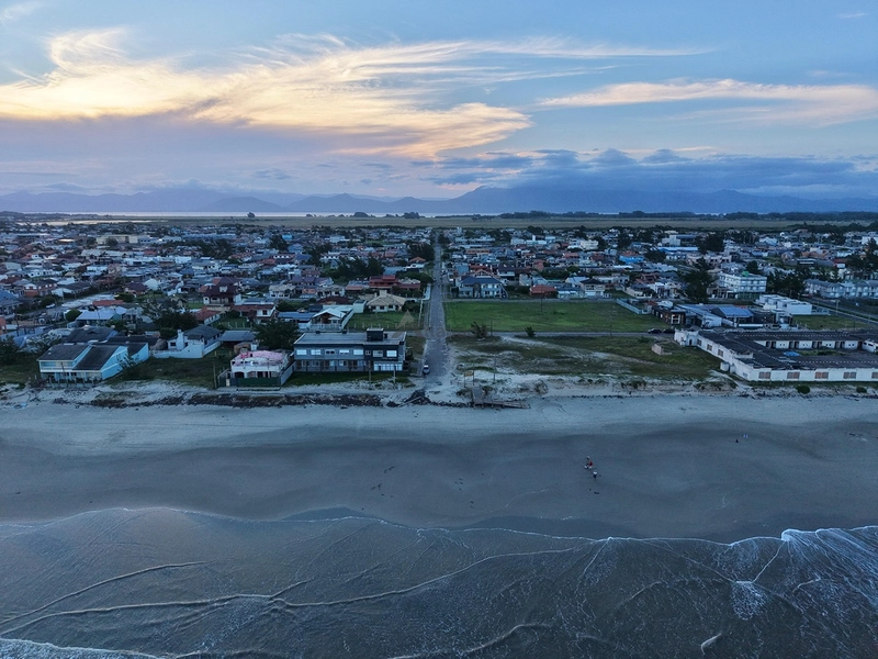 Casa no Jardim Beira Mar com 124 m², 3 suítes, piscina, banheira de hidromassagem, living integrado e localização a apenas 2 quadras do mar.: 5ª foto da galeria de imagens do imóvel