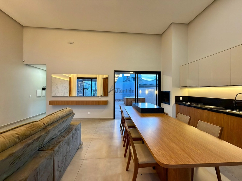 Casa no Jardim Beira Mar com 124 m², 3 suítes, piscina, banheira de hidromassagem, living integrado e localização a apenas 2 quadras do mar.: 10ª foto da galeria de imagens do imóvel