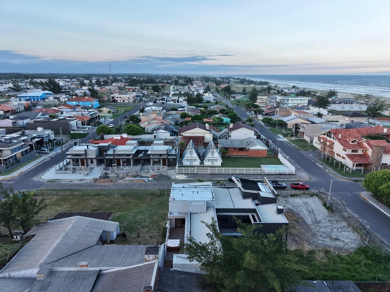 Casa no Jardim Beira Mar com 124 m², 3 suítes, piscina, banheira de hidromassagem, living integrado e localização a apenas 2 quadras do mar.: 4ª foto da galeria de imagens do imóvel