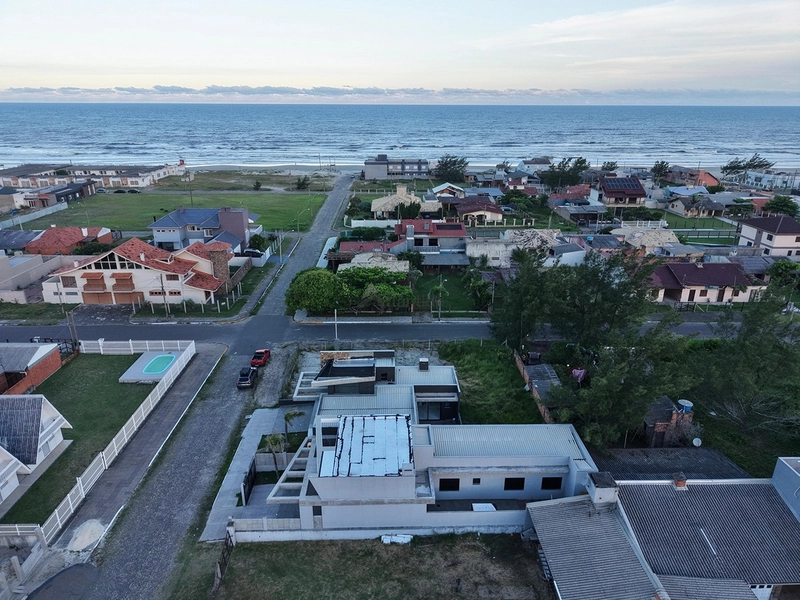 Casa no Jardim Beira Mar com 124 m², 3 suítes, piscina, banheira de hidromassagem, living integrado e localização a apenas 2 quadras do mar.: 2ª foto da galeria de imagens do imóvel