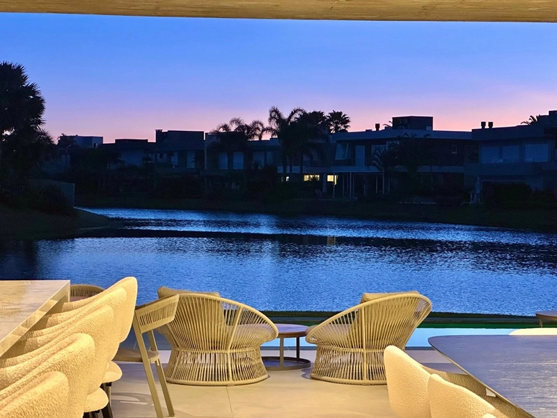 Sobrado de Luxo à Venda no Condomínio Enseada em Xangri-lá – 6 Suítes Beira de Lago com Elevador e Piscina: 42ª foto da galeria de imagens do imóvel