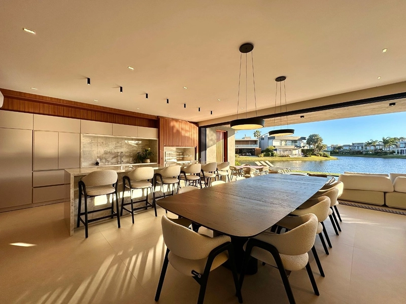 Sobrado de Luxo à Venda no Condomínio Enseada em Xangri-lá – 6 Suítes Beira de Lago com Elevador e Piscina: 52ª foto da galeria de imagens do imóvel