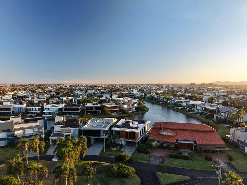 Sobrado de Luxo à Venda no Condomínio Enseada em Xangri-lá – 6 Suítes Beira de Lago com Elevador e Piscina: 12ª foto da galeria de imagens do imóvel