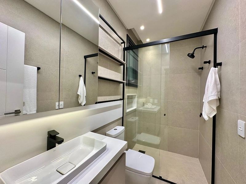 Sobrado de Luxo à Venda no Condomínio Enseada em Xangri-lá – 6 Suítes Beira de Lago com Elevador e Piscina: 3ª foto da galeria de imagens do imóvel