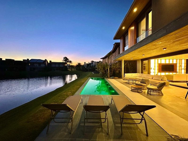 Sobrado de Luxo à Venda no Condomínio Enseada em Xangri-lá – 6 Suítes Beira de Lago com Elevador e Piscina: 22ª foto da galeria de imagens do imóvel