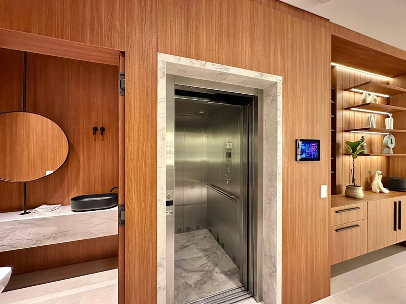 Sobrado de Luxo à Venda no Condomínio Enseada em Xangri-lá – 6 Suítes Beira de Lago com Elevador e Piscina: 9ª foto da galeria de imagens do imóvel