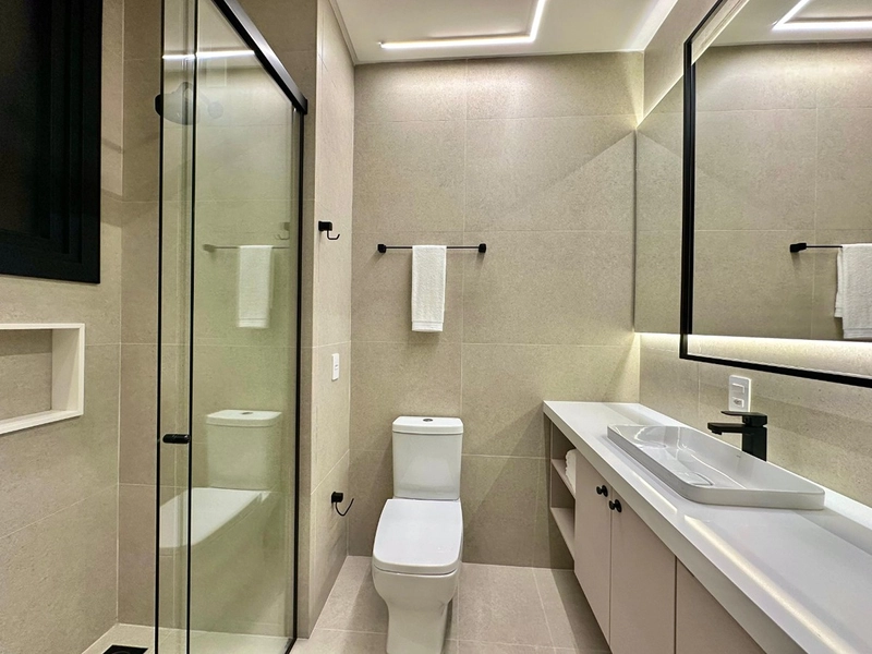 Sobrado de Luxo à Venda no Condomínio Enseada em Xangri-lá – 6 Suítes Beira de Lago com Elevador e Piscina: 45ª foto da galeria de imagens do imóvel