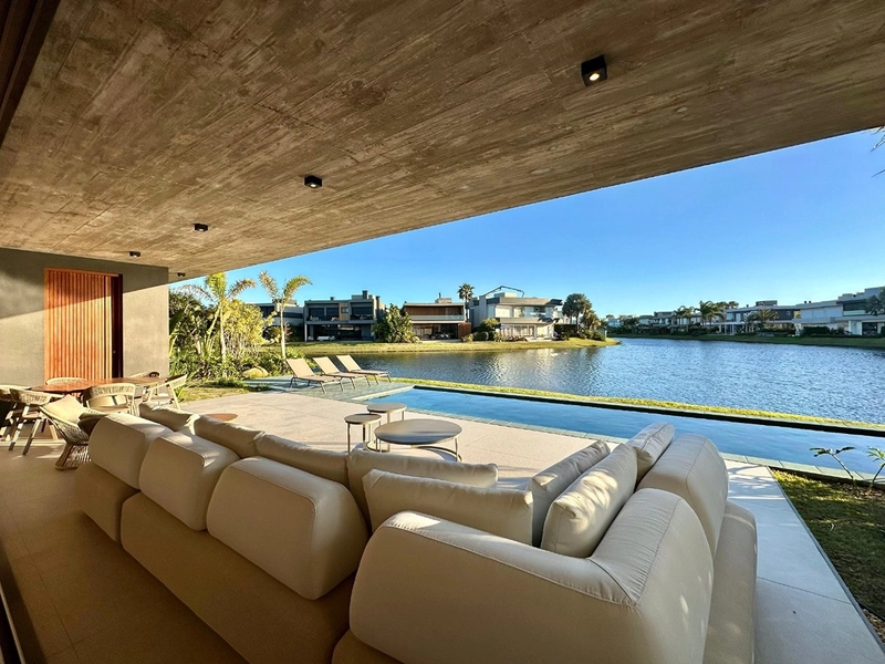 Sobrado de Luxo à Venda no Condomínio Enseada em Xangri-lá – 6 Suítes Beira de Lago com Elevador e Piscina: 27ª foto da galeria de imagens do imóvel