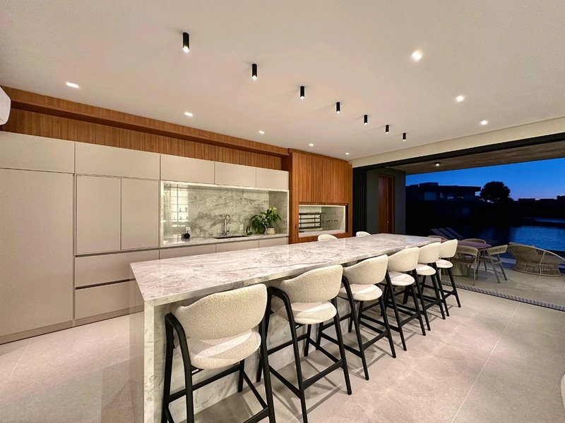 Sobrado de Luxo à Venda no Condomínio Enseada em Xangri-lá – 6 Suítes Beira de Lago com Elevador e Piscina: 56ª foto da galeria de imagens do imóvel