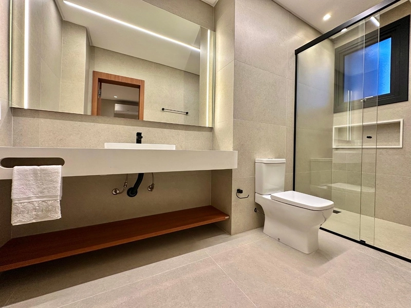 Sobrado de Luxo à Venda no Condomínio Enseada em Xangri-lá – 6 Suítes Beira de Lago com Elevador e Piscina: 16ª foto da galeria de imagens do imóvel