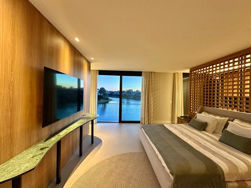 Sobrado de Luxo à Venda no Condomínio Enseada em Xangri-lá – 6 Suítes Beira de Lago com Elevador e Piscina: 11ª foto da galeria de imagens do imóvel