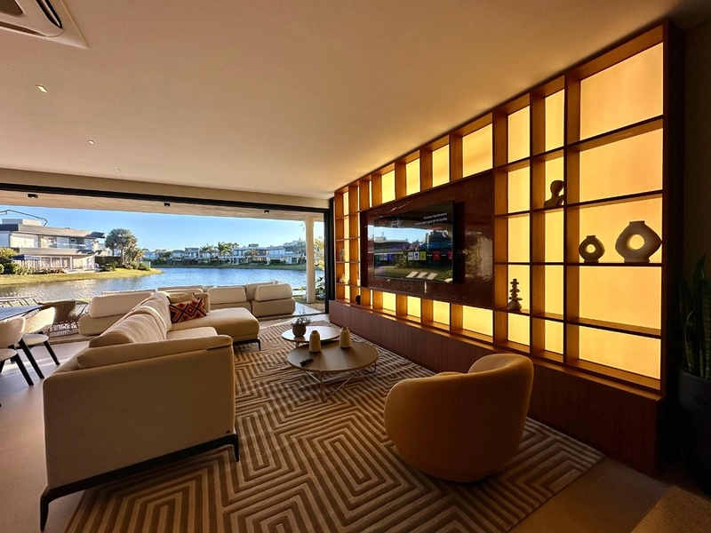 Sobrado de Luxo à Venda no Condomínio Enseada em Xangri-lá – 6 Suítes Beira de Lago com Elevador e Piscina: 6ª foto da galeria de imagens do imóvel