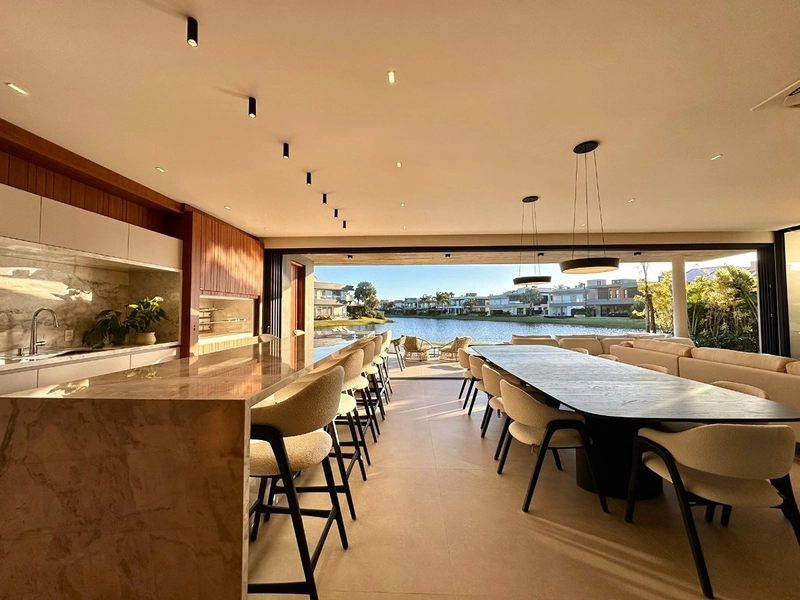 Sobrado de Luxo à Venda no Condomínio Enseada em Xangri-lá – 6 Suítes Beira de Lago com Elevador e Piscina: 31ª foto da galeria de imagens do imóvel