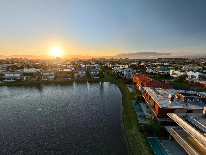 Sobrado de Luxo à Venda no Condomínio Enseada em Xangri-lá – 6 Suítes Beira de Lago com Elevador e Piscina: 50ª foto da galeria de imagens do imóvel