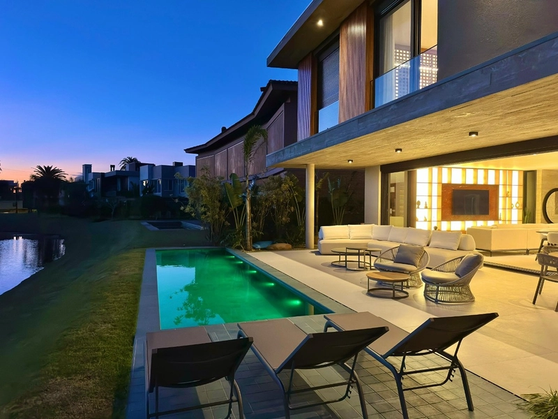 Sobrado de Luxo à Venda no Condomínio Enseada em Xangri-lá – 6 Suítes Beira de Lago com Elevador e Piscina: 33ª foto da galeria de imagens do imóvel