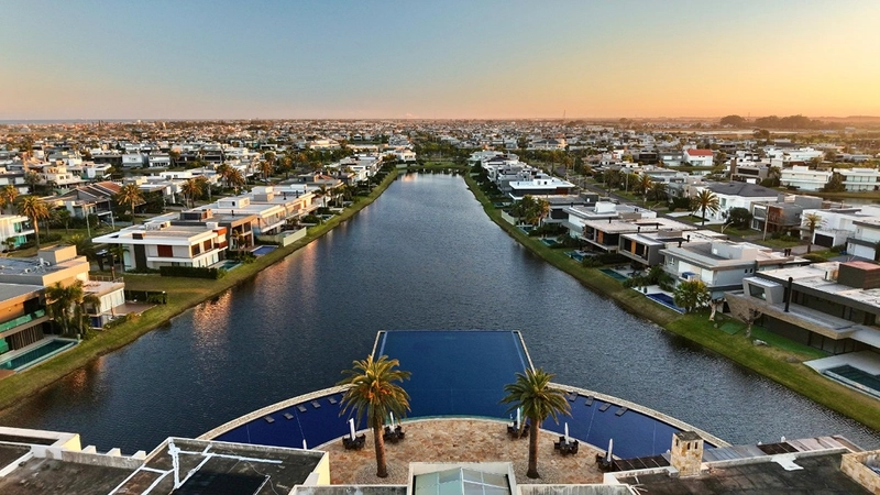 Sobrado de Luxo à Venda no Condomínio Enseada em Xangri-lá – 6 Suítes Beira de Lago com Elevador e Piscina: 57ª foto da galeria de imagens do imóvel