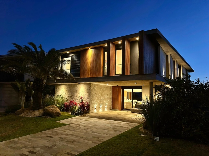 Sobrado de Luxo à Venda no Condomínio Enseada em Xangri-lá – 6 Suítes Beira de Lago com Elevador e Piscina: 4ª foto da galeria de imagens do imóvel