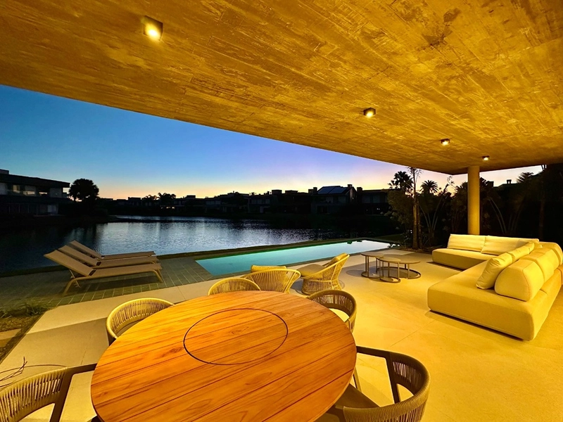 Sobrado de Luxo à Venda no Condomínio Enseada em Xangri-lá – 6 Suítes Beira de Lago com Elevador e Piscina: 36ª foto da galeria de imagens do imóvel