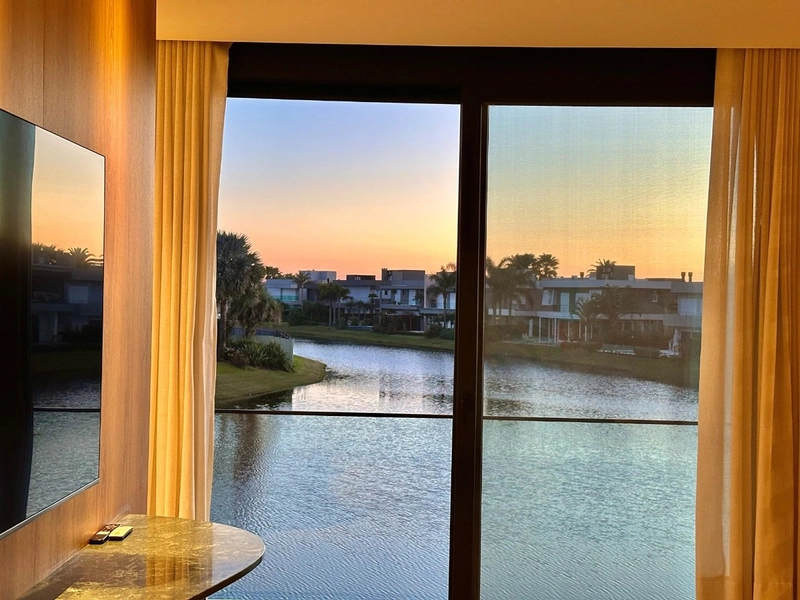 Sobrado de Luxo à Venda no Condomínio Enseada em Xangri-lá – 6 Suítes Beira de Lago com Elevador e Piscina: 15ª foto da galeria de imagens do imóvel