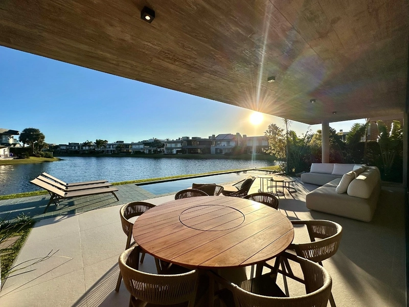 Sobrado de Luxo à Venda no Condomínio Enseada em Xangri-lá – 6 Suítes Beira de Lago com Elevador e Piscina: 10ª foto da galeria de imagens do imóvel