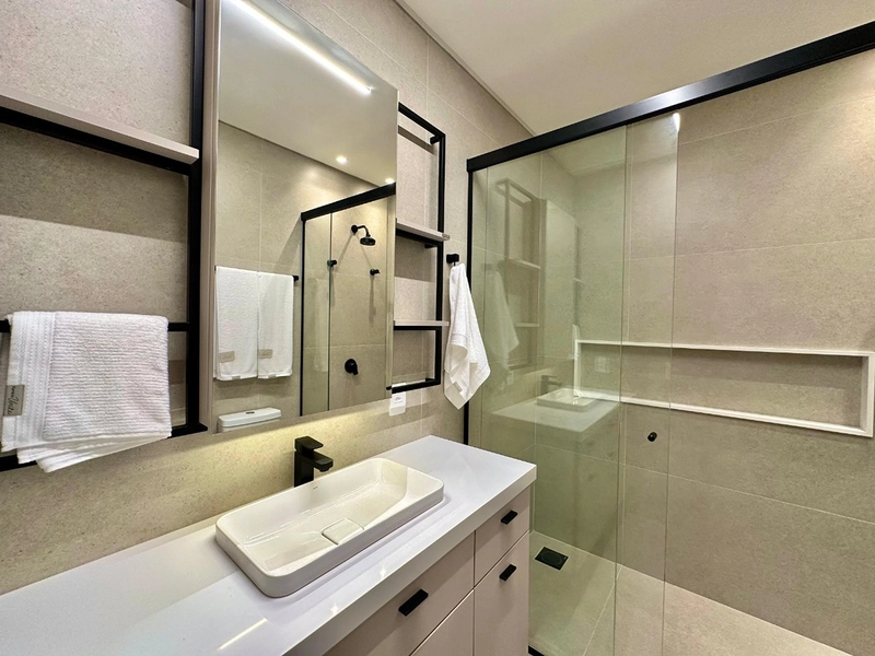 Sobrado de Luxo à Venda no Condomínio Enseada em Xangri-lá – 6 Suítes Beira de Lago com Elevador e Piscina: 8ª foto da galeria de imagens do imóvel