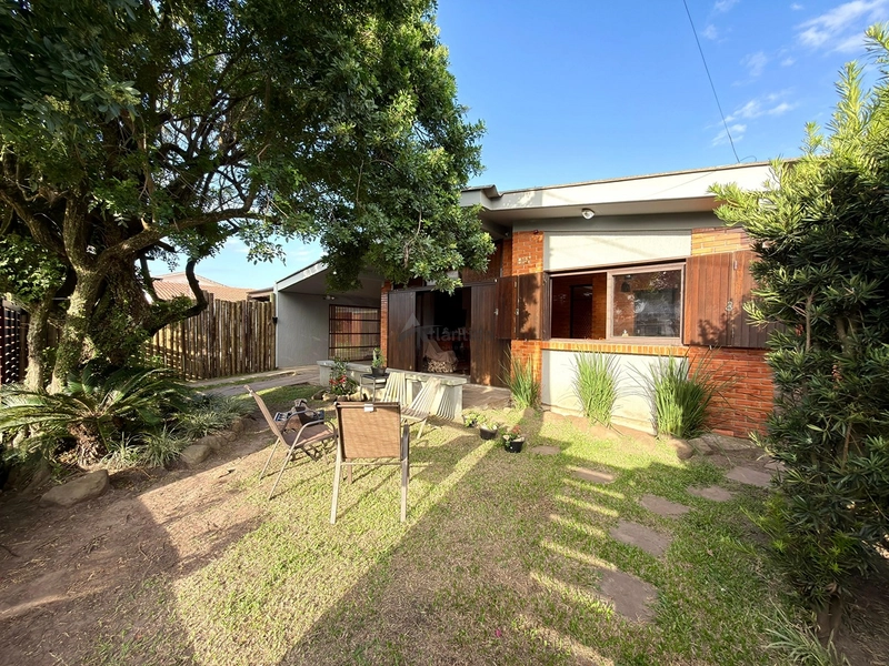 Casa no Centro de Xangri-Lá com 3 dormitórios, living com lareira, anexo completo nos fundos, vagas para 4 carros e localização a apenas 3 quadras do mar.: 2ª foto da galeria de imagens do imóvel