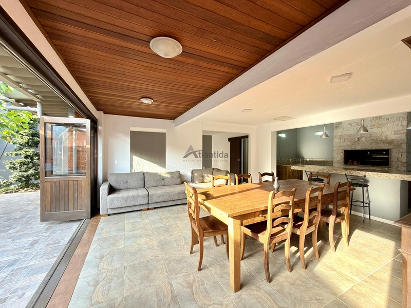 Casa no Centro de Xangri-Lá com 3 dormitórios, living com lareira, anexo completo nos fundos, vagas para 4 carros e localização a apenas 3 quadras do mar.: 24ª foto da galeria de imagens do imóvel