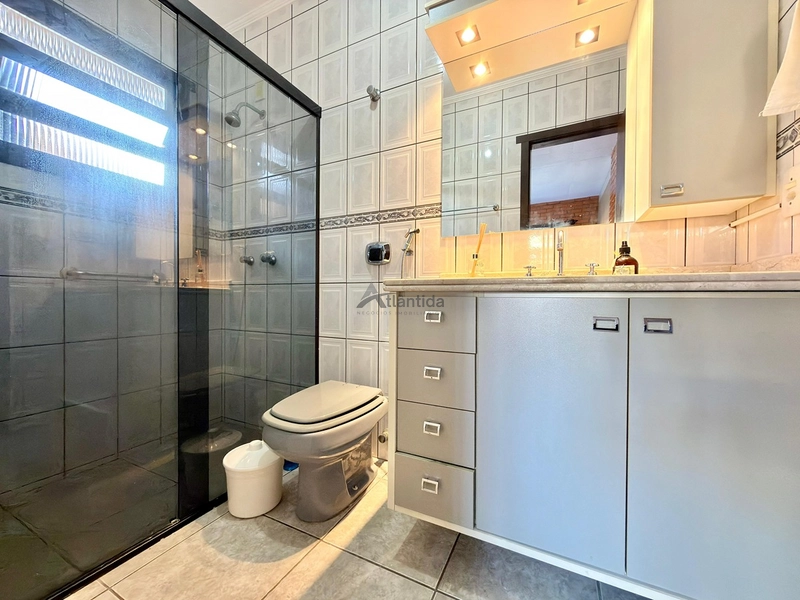 Casa no Centro de Xangri-Lá com 3 dormitórios, living com lareira, anexo completo nos fundos, vagas para 4 carros e localização a apenas 3 quadras do mar.: 21ª foto da galeria de imagens do imóvel