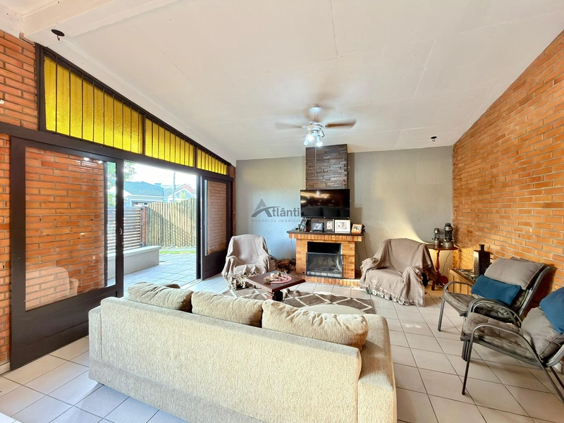 Casa no Centro de Xangri-Lá com 3 dormitórios, living com lareira, anexo completo nos fundos, vagas para 4 carros e localização a apenas 3 quadras do mar.: 10ª foto da galeria de imagens do imóvel