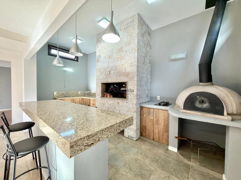 Casa no Centro de Xangri-Lá com 3 dormitórios, living com lareira, anexo completo nos fundos, vagas para 4 carros e localização a apenas 3 quadras do mar.: 27ª foto da galeria de imagens do imóvel