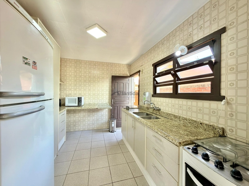 Casa no Centro de Xangri-Lá com 3 dormitórios, living com lareira, anexo completo nos fundos, vagas para 4 carros e localização a apenas 3 quadras do mar.: 13ª foto da galeria de imagens do imóvel