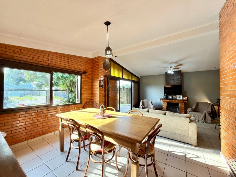 Casa no Centro de Xangri-Lá com 3 dormitórios, living com lareira, anexo completo nos fundos, vagas para 4 carros e localização a apenas 3 quadras do mar.: 11ª foto da galeria de imagens do imóvel