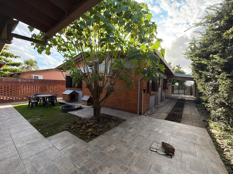 Casa no Centro de Xangri-Lá com 3 dormitórios, living com lareira, anexo completo nos fundos, vagas para 4 carros e localização a apenas 3 quadras do mar.: 5ª foto da galeria de imagens do imóvel