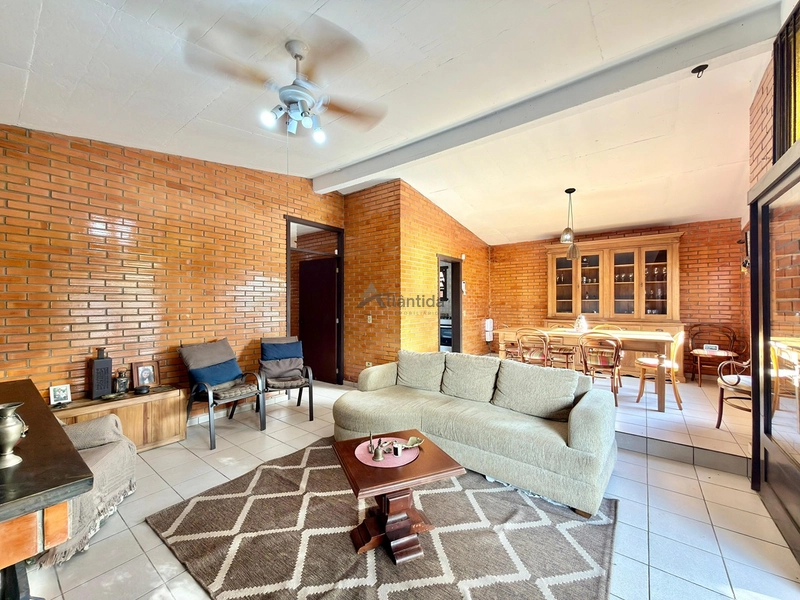 Casa no Centro de Xangri-Lá com 3 dormitórios, living com lareira, anexo completo nos fundos, vagas para 4 carros e localização a apenas 3 quadras do mar.: 8ª foto da galeria de imagens do imóvel