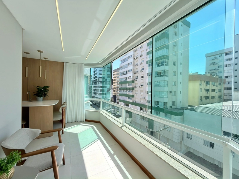 Apartamento no Centro de Capão da Canoa com 2 dormitórios, sacada de frente, sol da manhã, mobiliado e decorado, em edifício com piscina, salão de festas e sala de jogos.: 24ª foto da galeria de imagens do imóvel