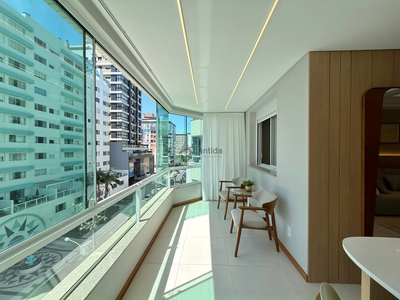 Apartamento no Centro de Capão da Canoa com 2 dormitórios, sacada de frente, sol da manhã, mobiliado e decorado, em edifício com piscina, salão de festas e sala de jogos.: 22ª foto da galeria de imagens do imóvel