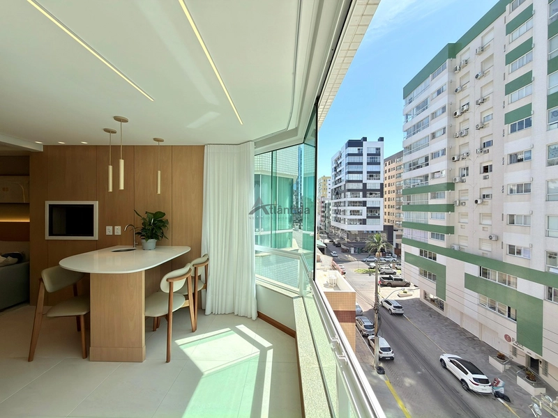 Apartamento no Centro de Capão da Canoa com 2 dormitórios, sacada de frente, sol da manhã, mobiliado e decorado, em edifício com piscina, salão de festas e sala de jogos.: 2ª foto da galeria de imagens do imóvel