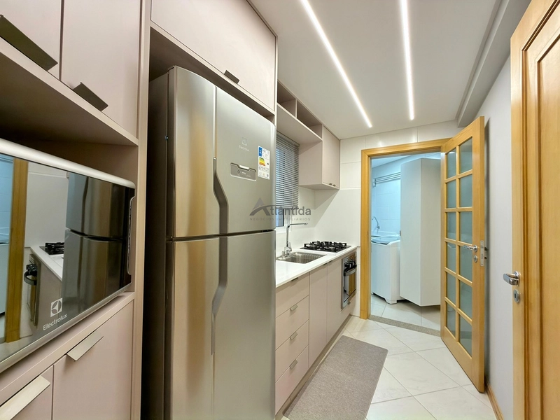 Apartamento no Centro de Capão da Canoa com 2 dormitórios, sacada de frente, sol da manhã, mobiliado e decorado, em edifício com piscina, salão de festas e sala de jogos.: 3ª foto da galeria de imagens do imóvel