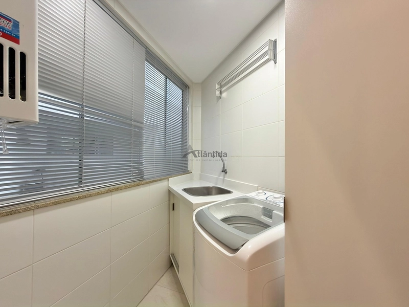 Apartamento no Centro de Capão da Canoa com 2 dormitórios, sacada de frente, sol da manhã, mobiliado e decorado, em edifício com piscina, salão de festas e sala de jogos.: 5ª foto da galeria de imagens do imóvel