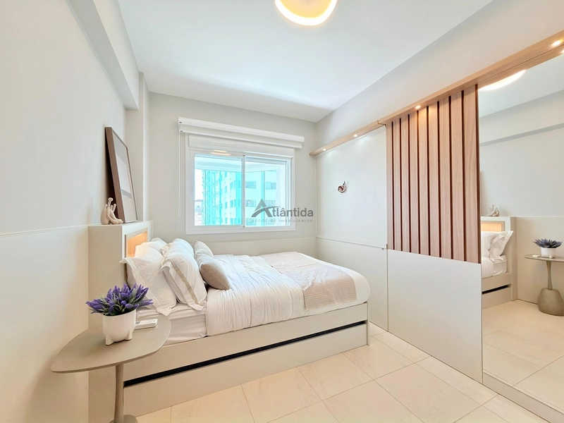 Apartamento no Centro de Capão da Canoa com 2 dormitórios, sacada de frente, sol da manhã, mobiliado e decorado, em edifício com piscina, salão de festas e sala de jogos.: 6ª foto da galeria de imagens do imóvel